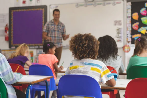 Vue Arrière Des Écoliers Qui Écoutent Professeur Expliquer Leçon Classe — Photo