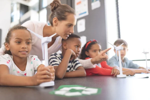 Zijaanzicht Van Leraar Uit Leggen Windmolen Naar Schoolkinderen School Klas — Stockfoto