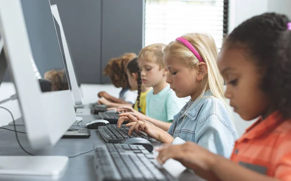 Boční Pohled Školní Děti Které Nahrání Klávesnici Počítačové Místnosti Škole — Stock fotografie