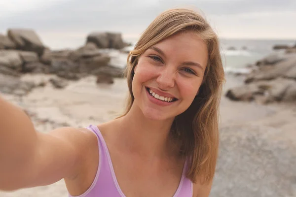 Porträt Einer Jungen Kaukasischen Frau Die Mit Der Kamera Strand — Stockfoto