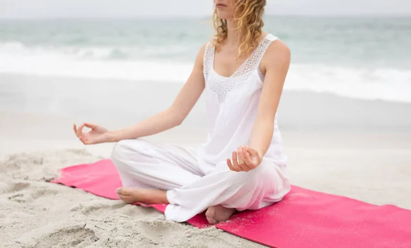 Framsida Kvinnan Utför Yoga Lotus Pose Stranden Solig Dag — Stockfoto