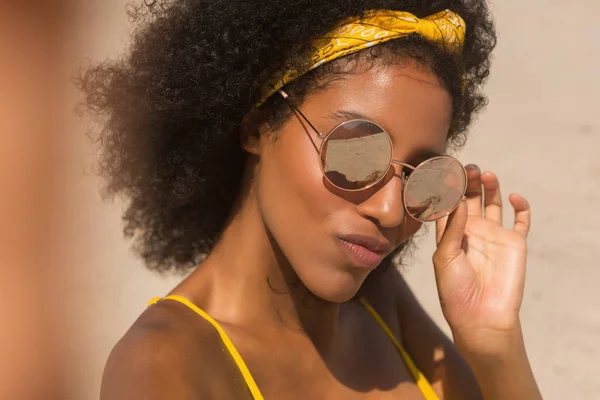 Retrato Una Joven Afroamericana Bikini Amarillo Gafas Sol Mirando Cámara — Foto de Stock