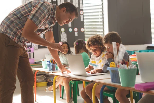 Sidovy Lärare Som Visar Sin Skola Barn Hur Använder Laptop — Stockfoto
