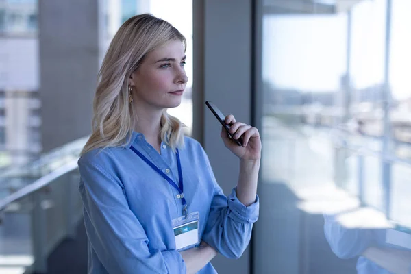 Vista Lateral Joven Rubia Reflexiva Mujer Negocios Caucásica Pie Oficina — Foto de Stock