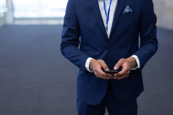 Sezione Centrale Elegante Uomo Affari Utilizzando Telefono Cellulare Piedi Ufficio — Foto Stock