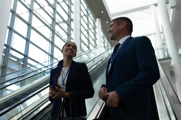 Lage Hoekmening Gemengd Ras Zakenman Zakenvrouw Interactie Met Elkaar Buurt — Stockfoto