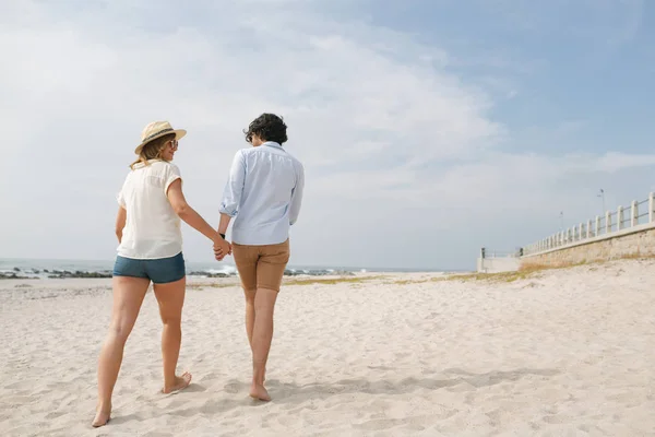 Vista Ángulo Bajo Joven Pareja Caucásica Caminando Playa Día Soleado — Foto de Stock