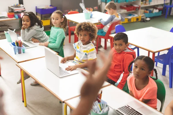 Vista Frontal Fila Niños Escuela Escuchando Profesor Aula Mientras Uno — Foto de Stock