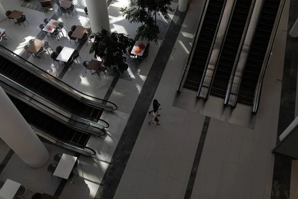 Pohled Vysoké Úhlu Manažeři Chůzi Společně Moderní Kanceláři Lobby — Stock fotografie