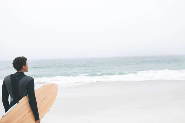 Zadní Pohled Promyšlené Mladý Smíšený Závodit Mužské Surfař Drží Surfu — Stock fotografie