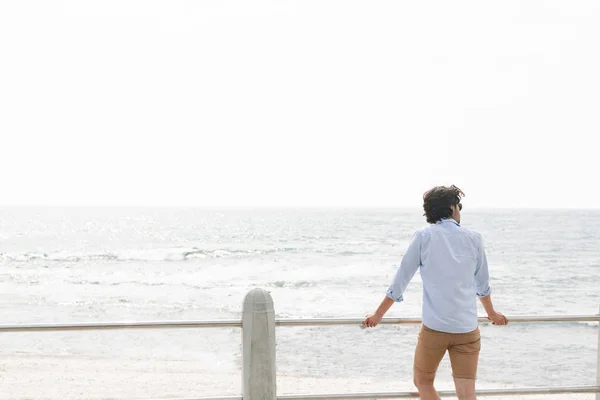 Vista Trasera Del Joven Hombre Caucásico Pie Cerca Del Mar —  Fotos de Stock