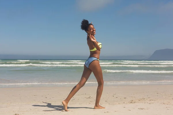 Retrato Una Joven Afroamericana Bastante Feliz Bikini Verde Jugando Playa — Foto de Stock