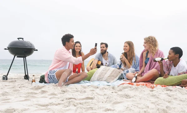 Front View Group Friends Enjoying Beach — Stock Photo, Image