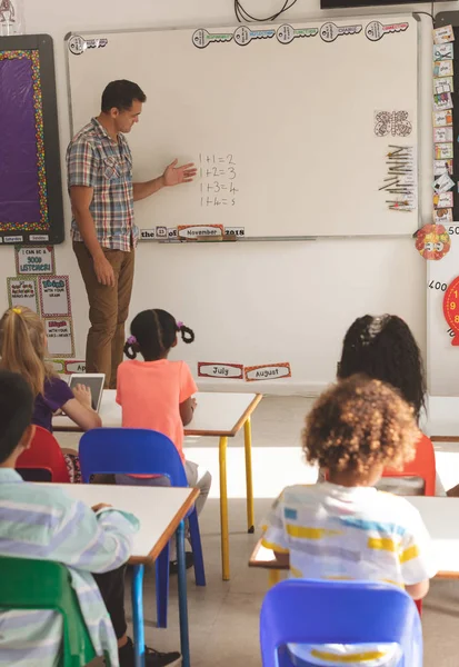 Visão Lateral Professor Ensinando Matemática Seus Filhos Escola Sentados Suas — Fotografia de Stock