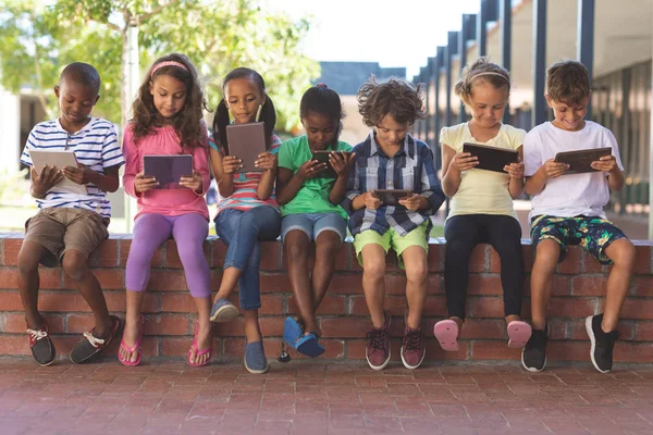 Vista Frontal Estudantes Multi Étnicos Usando Tablets Digitais Enquanto Sentados — Fotografia de Stock