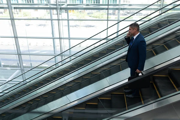 Seitenansicht Eines Kaukasischen Geschäftsmannes Der Auf Einer Rolltreppe Büro Telefoniert — Stockfoto