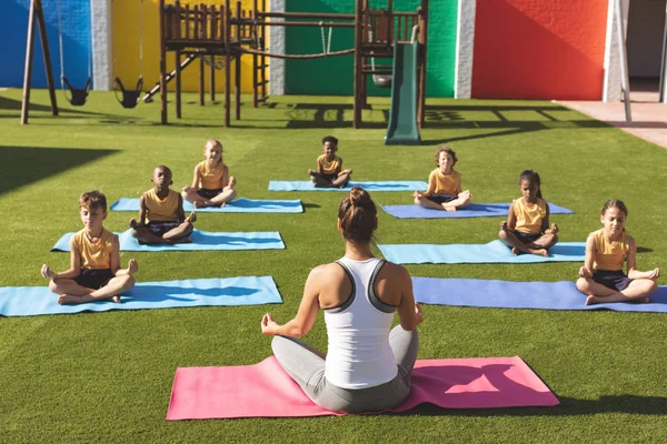 Vista Trasera Del Entrenador Caucásico Enseñando Yoga Los Estudiantes Estera — Foto de Stock