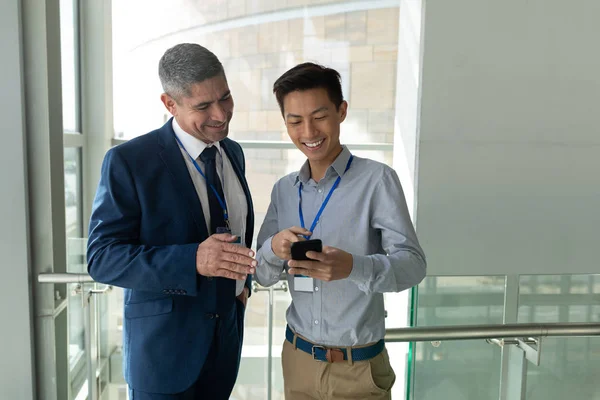 Vooraanzicht Van Kaukasische Zakenman Bespreken Lachen Met Een Aziatische Zakenman — Stockfoto