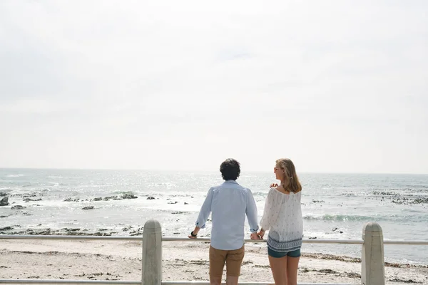 Bakifrån Unga Kaukasiska Par Står Hand Hand Nära Havet Vid — Stockfoto