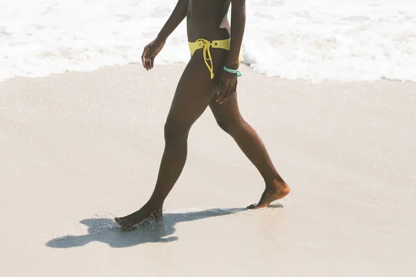 Χαμηλό Τμήμα Της Γυναίκας Που Περπατάει Στην Παραλία Μια Ηλιόλουστη — Φωτογραφία Αρχείου