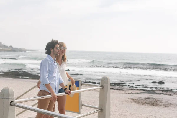 Deniz Kenarında Promenade Genç Kafkas Çift Rahatlatıcı Yan Görünüm Onlar — Stok fotoğraf