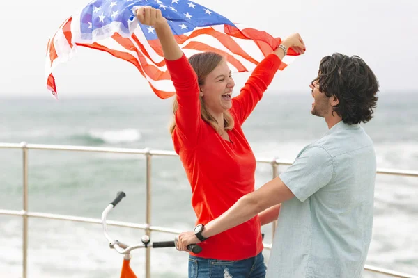 Vista Lateral Pareja Romántica Joven Caucásica Pie Paseo Marítimo Mientras — Foto de Stock