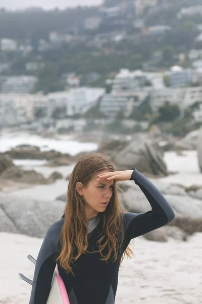 Vooraanzicht Van Vrouw Permanent Met Surfboard Afscherming Ogen Strand — Stockfoto