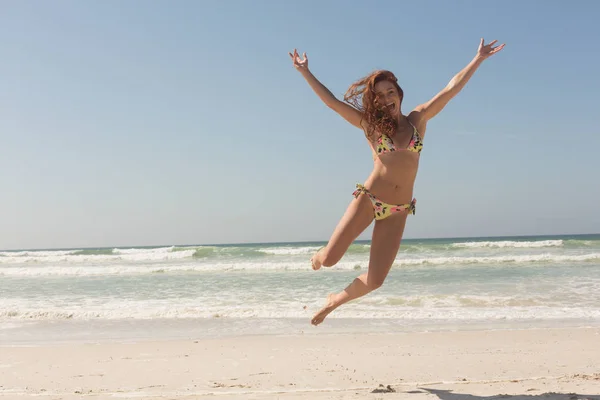 Retrato Feliz Bela Jovem Caucasiana Biquíni Pulando Praia Ela Está — Fotografia de Stock