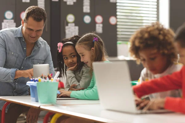 Seitenansicht Von Schülern Mit Laptop Klassenzimmer Während Lehrer Mit Schülern — Stockfoto