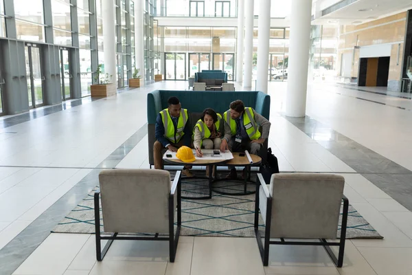 Frontansicht Junger Multiethnischer Geschäftsleute Die Der Lobby Büro Sitzen Und — Stockfoto