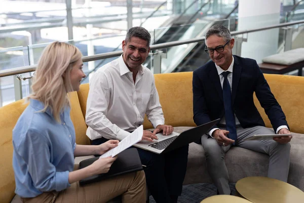 Frontansicht Glücklicher Führungskräfte Die Miteinander Interagieren Wenn Sie Auf Dem — Stockfoto