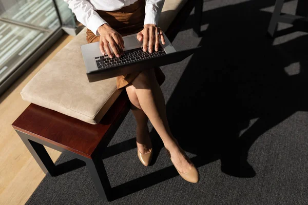 Baixa Seção Empresária Usando Tablet Digital Enquanto Senta Banco Escritório — Fotografia de Stock