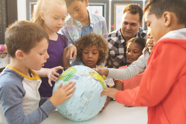 Okul Çocukları Ile Okulda Sınıfta Bir Toprak Dünya Üzerinde Tartışan — Stok fotoğraf