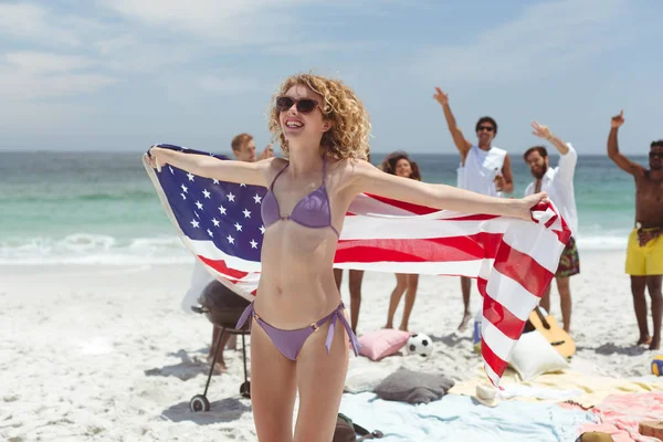 Vooraanzicht Van Kaukasische Vrouw Staande Bedrijf Amerikaanse Vlag Terwijl Haar — Stockfoto