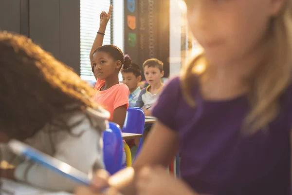 Vooraanzicht Van Een School Meisje Raising Hand Zittend Klas School — Stockfoto