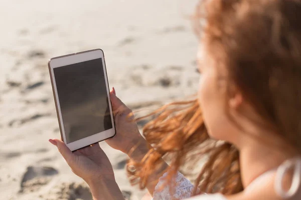 Boční Pohled Mladá Běloška Pomocí Digitálních Tabletu Sedí Pláži Slunečný — Stock fotografie