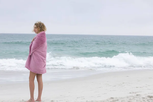 Μερική Άποψη Του Καυκάσιος Γυναίκα Στέκεται Στην Παραλία — Φωτογραφία Αρχείου