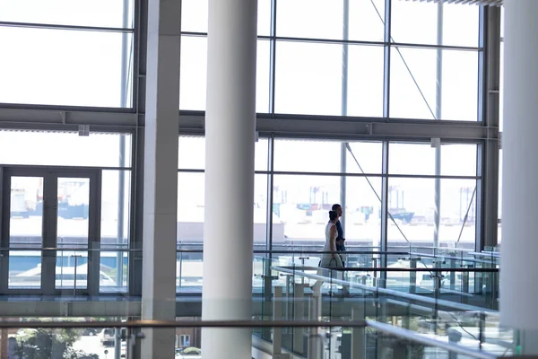 Vista Lateral Jovens Empresários Raça Mista Elegantes Caminhando Juntos Escritório — Fotografia de Stock