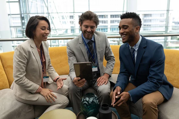 Вид Спереду Молодих Багатоетнічних Бізнесменів Які Сидять Обговорюють Цифровий Планшет — стокове фото