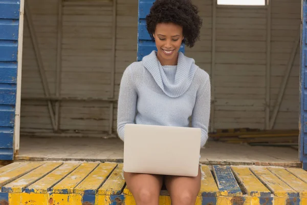 Vista Frontal Joven Mujer Afroamericana Feliz Usando Computadora Portátil Sentada — Foto de Stock