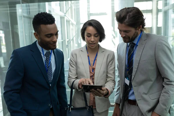 Vista Frontal Jóvenes Empresarios Multiétnicos Discutiendo Sobre Tableta Digital Ascensor — Foto de Stock