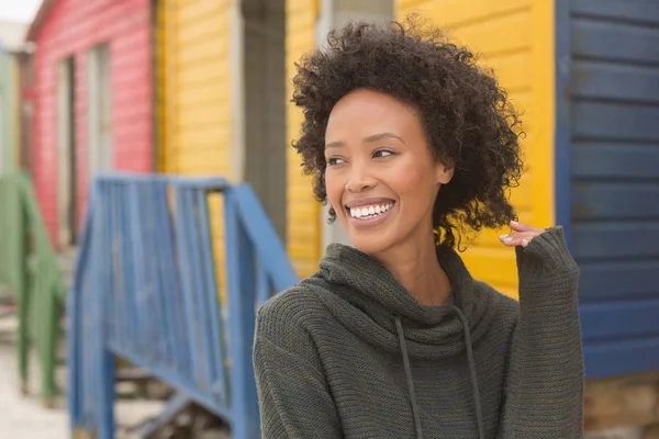 Vista Frontal Jovem Mulher Afro Americana Muito Feliz Cabana Praia — Fotografia de Stock