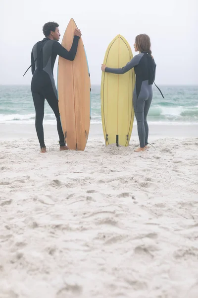 Vista Trasera Una Joven Pareja Multiétnica Surfista Sosteniendo Tablas Surf — Foto de Stock