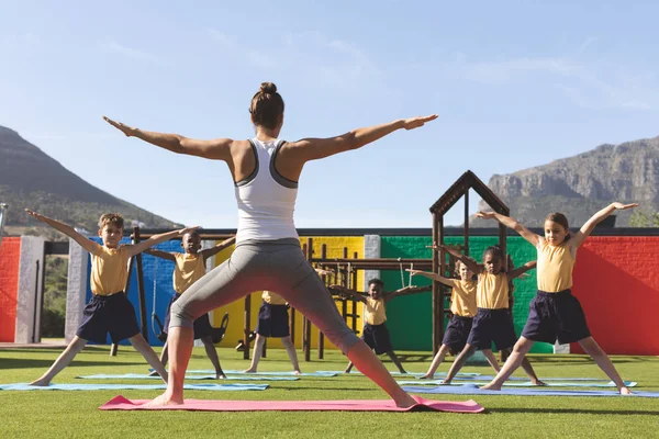 Vista Posteriore Del Trainer Caucasico Che Insegna Yoga Agli Studenti — Foto Stock