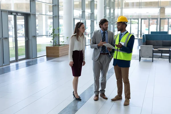 Frontansicht Multiethnischer Männlicher Architekten Diskutiert Mit Geschäftsfrau Über Digitales Tablet — Stockfoto