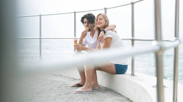 Vista Lateral Una Joven Pareja Caucásica Sentada Paseo Marítimo Mientras — Foto de Stock