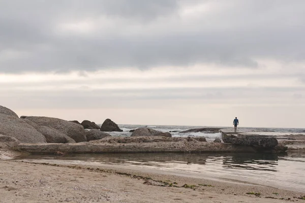 Vista Trasera Del Joven Hombre Caucásico Pie Sobre Roca Playa —  Fotos de Stock