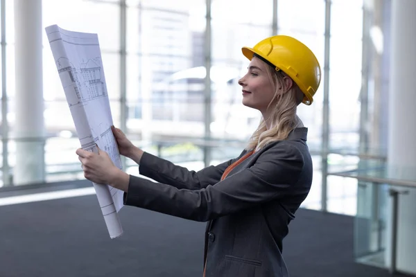 Sidovy Leende Ung Blondin Kaukasiska Kvinnliga Arkitekt Tittar Plan Moderna — Stockfoto