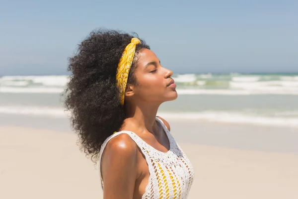 Vista Lateral Joven Afroamericana Con Los Ojos Cerrados Pie Playa — Foto de Stock