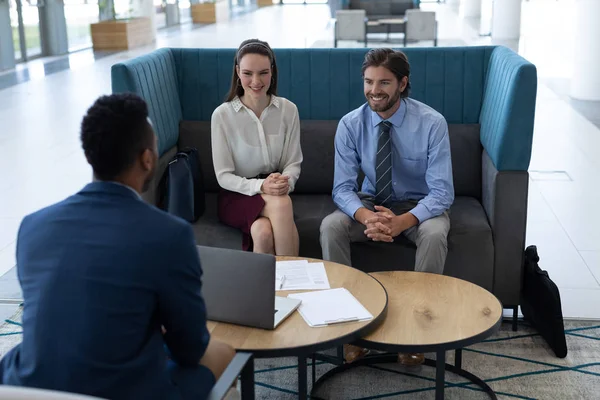 Frontansicht Multiethnischer Geschäftsleute Die Der Lobby Büro Miteinander Interagieren Sie — Stockfoto